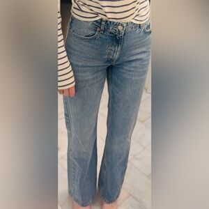 Zara High Rise Straight Leg Jeans. Size 6/28 in mint condition